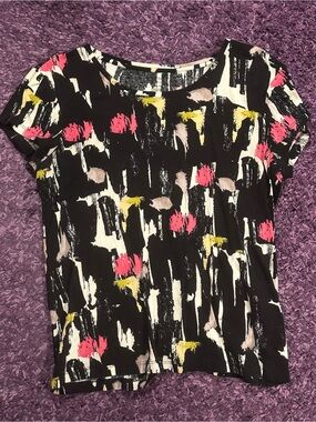 Daisy Fuentes Black Short Sleeve Tee with Pink, Yellow & White Brushstroke Print